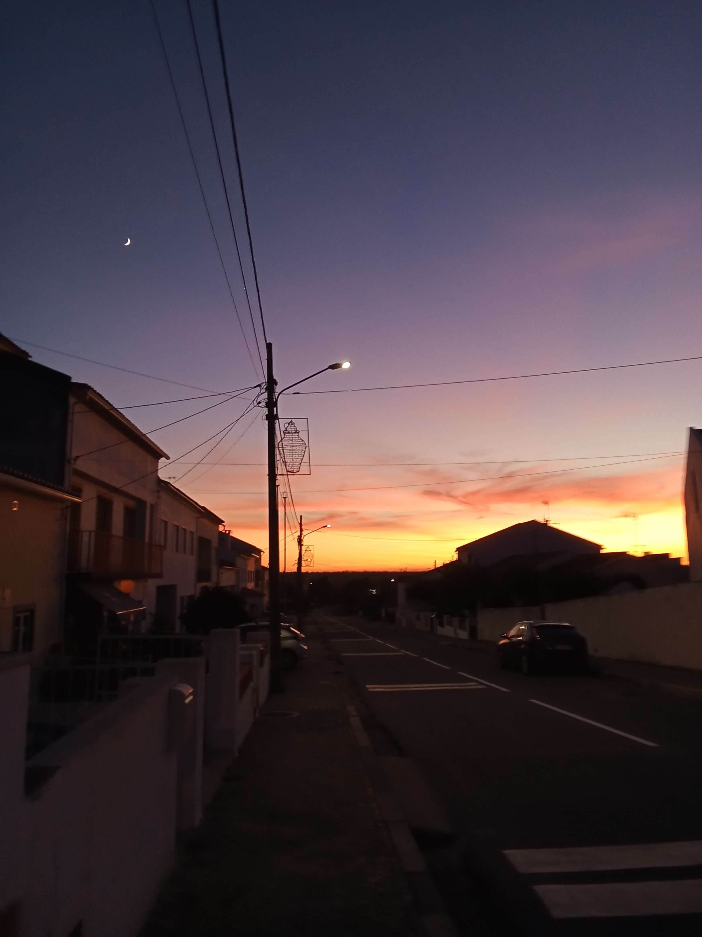 i want to bite the shit out of the red clouds. cotton candy lookin ass. also that thing on the streetlamp is meant to be a tradicional water jug thing!